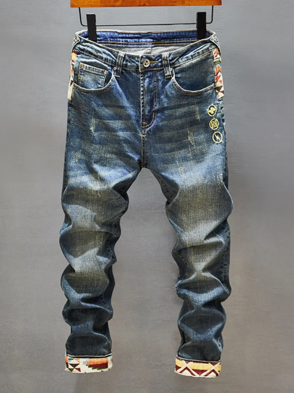 

Мужские джинсы с вышивкой и рваными элементами, эластичные, зауженного кроя, в корейском стиле, молодежные, с пэчворком, укороченные, модный бренд