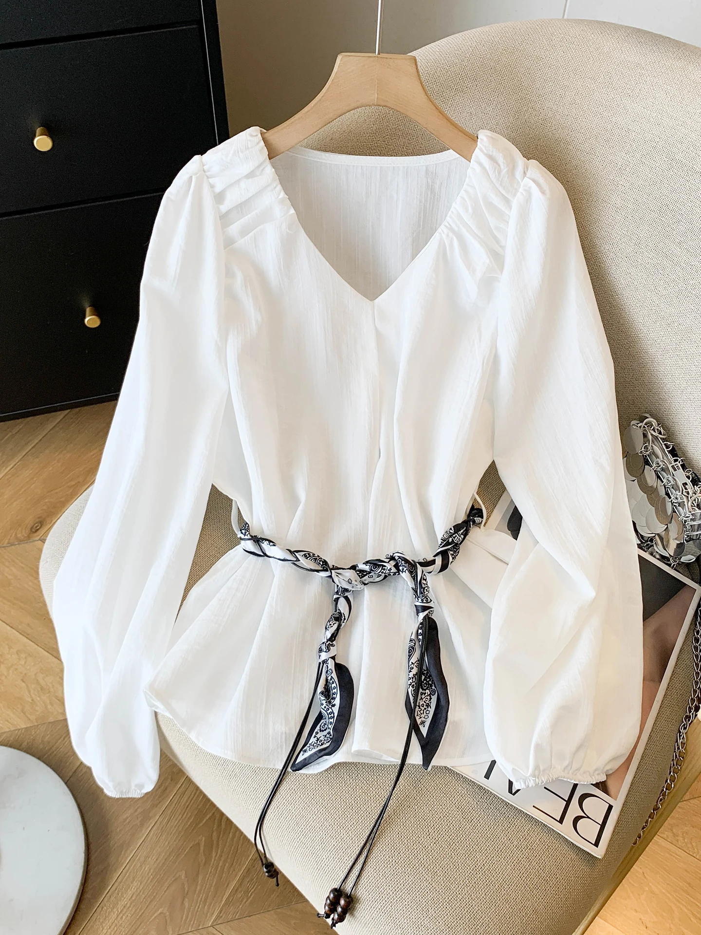 

Женская блузка с длинным рукавом и V-образным вырезом, весна 2026, модный французский стиль, прямой крой, уникальный дизайн с эффектом утончения талии