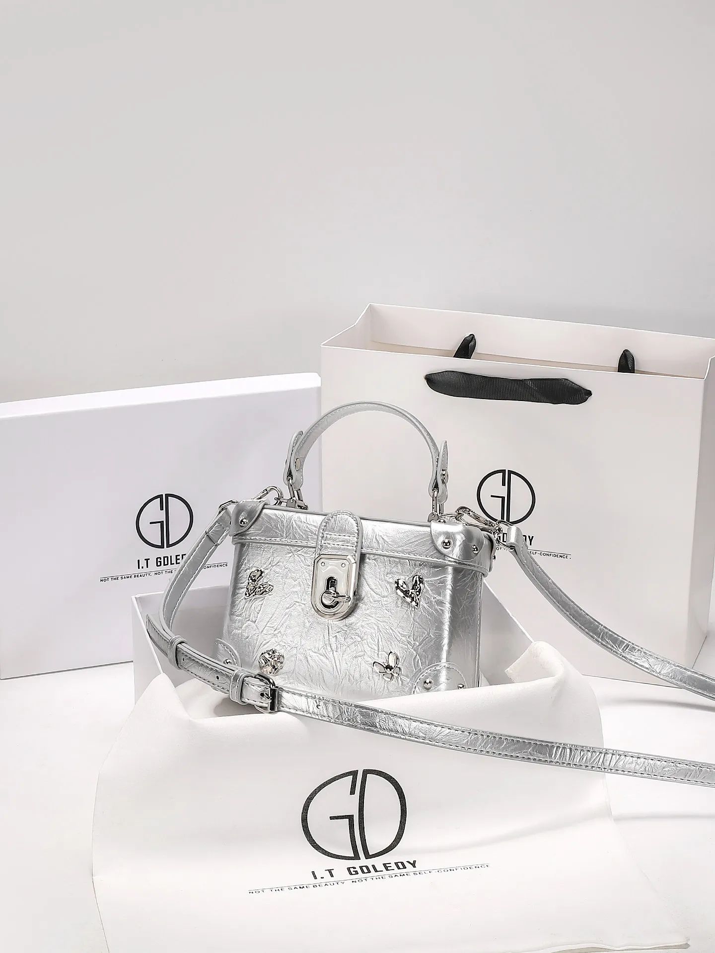 

Luxury and Versatile Handheld Square Bag with Delicate Butterfly Decoration and Premium Metal 2026 Women Fashion Crossbody Bag