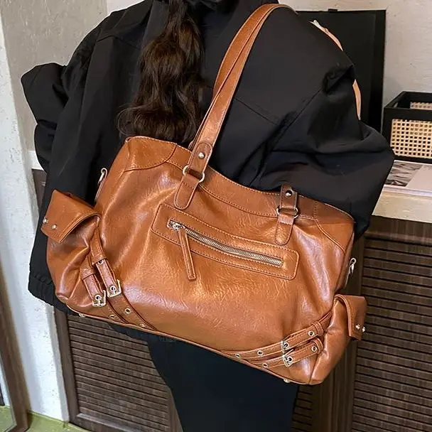 

Корейская ретро популярная сумка-тоут для девочек, женская кожаная сумка с шипами, большая вместительная сумка на плечо, женская модная повседневная сумка для подмышек, новинка