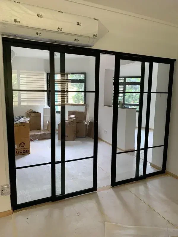 Porte scorrevoli resistenti in vetro temperato con rottura termica su misura in lega di alluminio per la decorazione del balcone del giardino