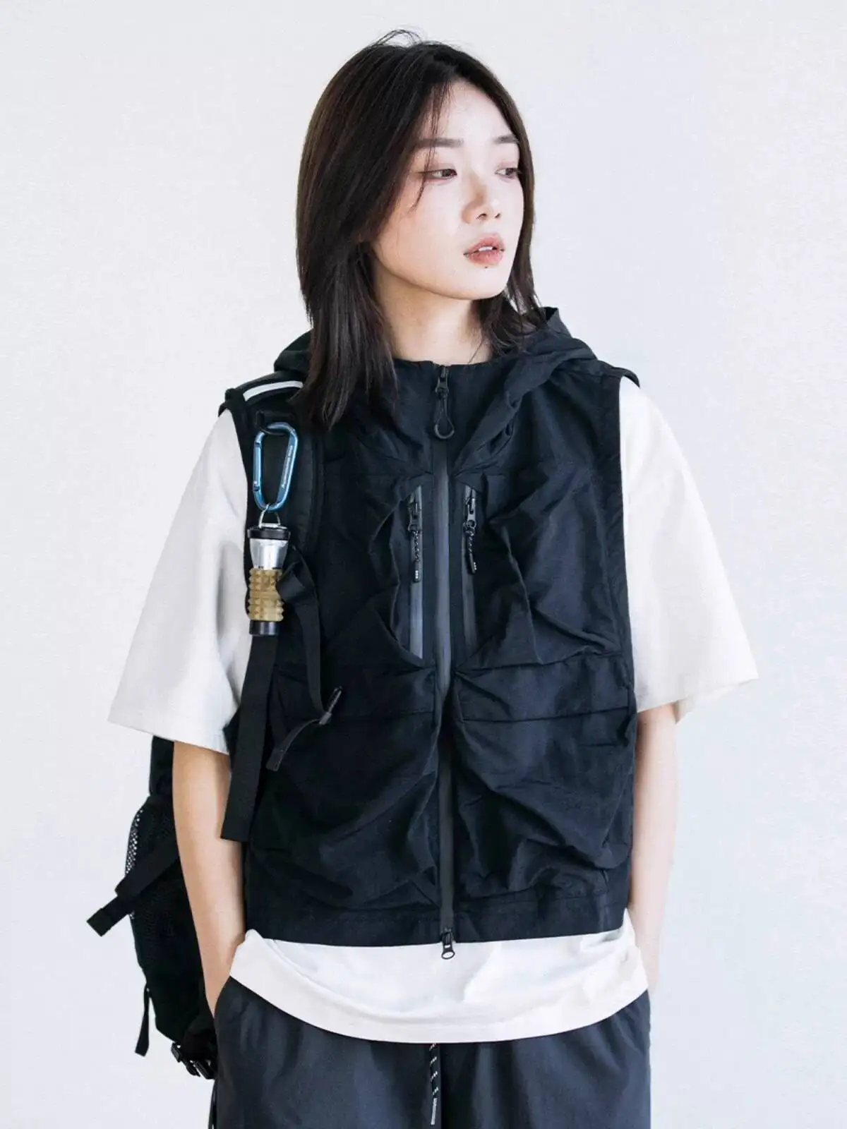 2026 Unisex Japanese Simple Outdoor Functional Vest Multi Pocket Cropped Hooded Waistcoat Waterproof Sleeveless Jacket Outerwear