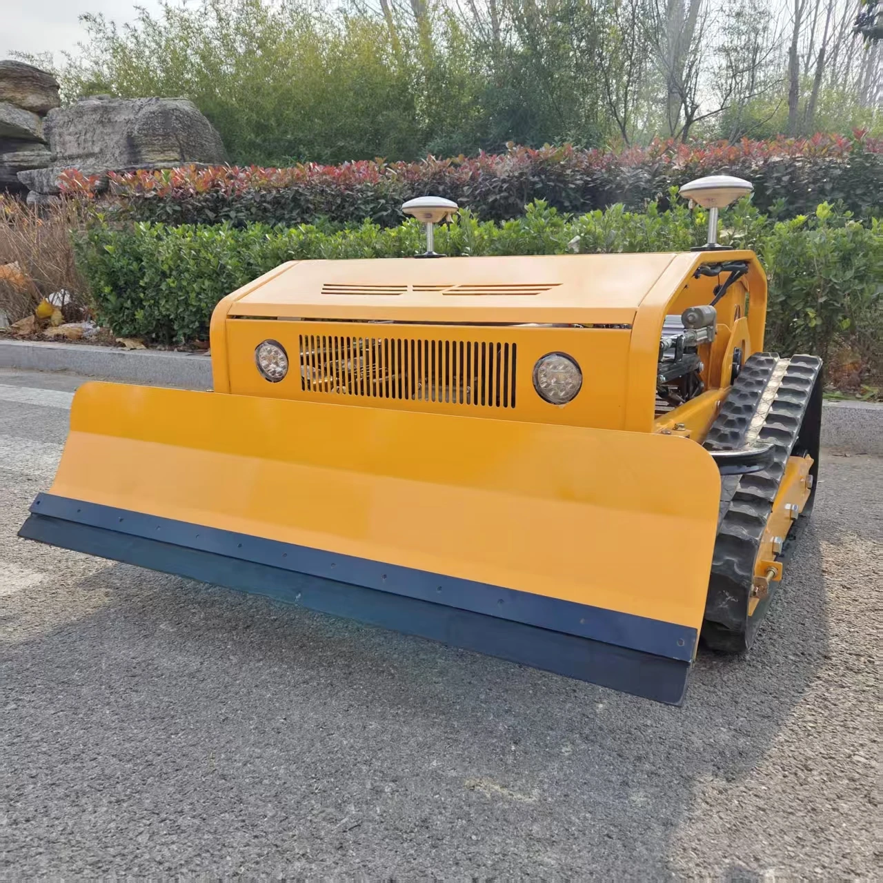 

Fully Automatic GPS RTK High-Power Remote-Controlled Mower — 800mm Tracked, Zero-Turn, All-Terrain Mowing Robot (Customizable)