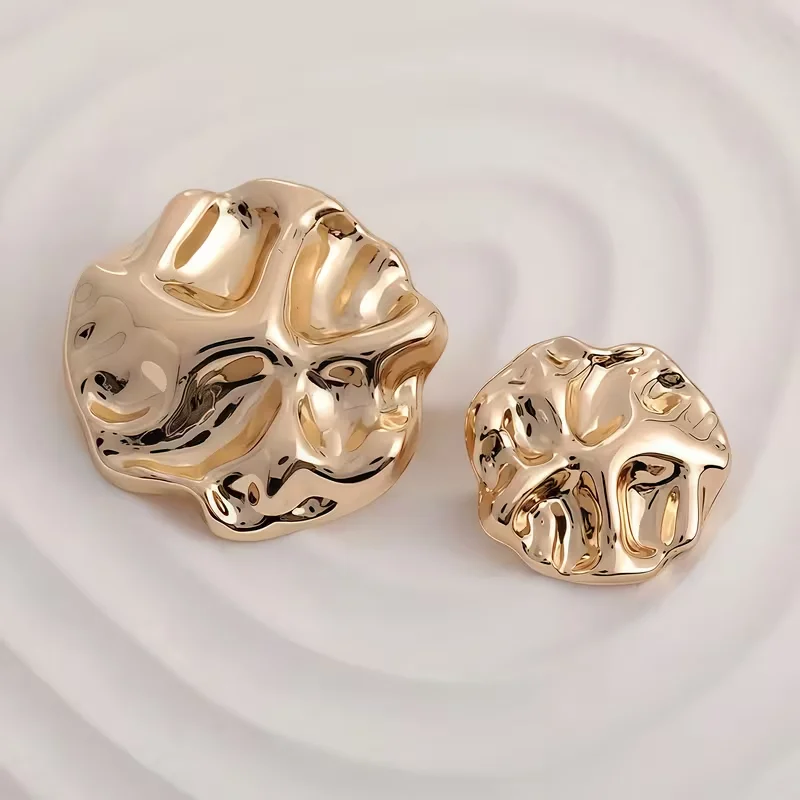 Ein Set mit 10 einzigartigen goldenen Knöpfen in den Größen 18 mm, 23 mm und 25 mm, geeignet für die Verwendung in der Bekleidungsindustrie, für Dekorationen und für Bastelprojekte. – Detail 5