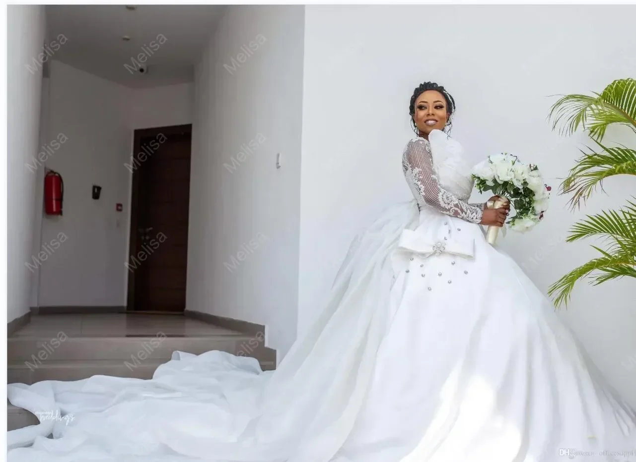 Abiti da sposa personalizzati con scollo rotondo e applicazioni in pizzo, abiti da ballo gonfi, strascico da cattedrale, maniche lunghe in raso, abiti da sposa