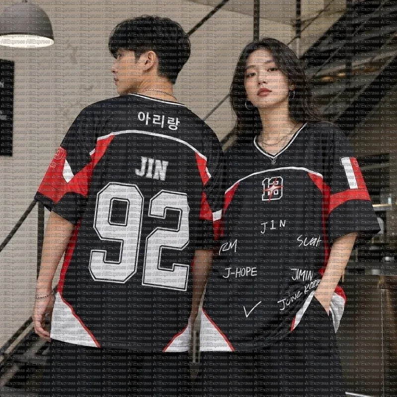 Image of 2026 Sommer Koreanische Boygroup BTS Print T-Shirt, V-Ausschnitt Freizeit-T-Shirt, ein Must-Have für Fans