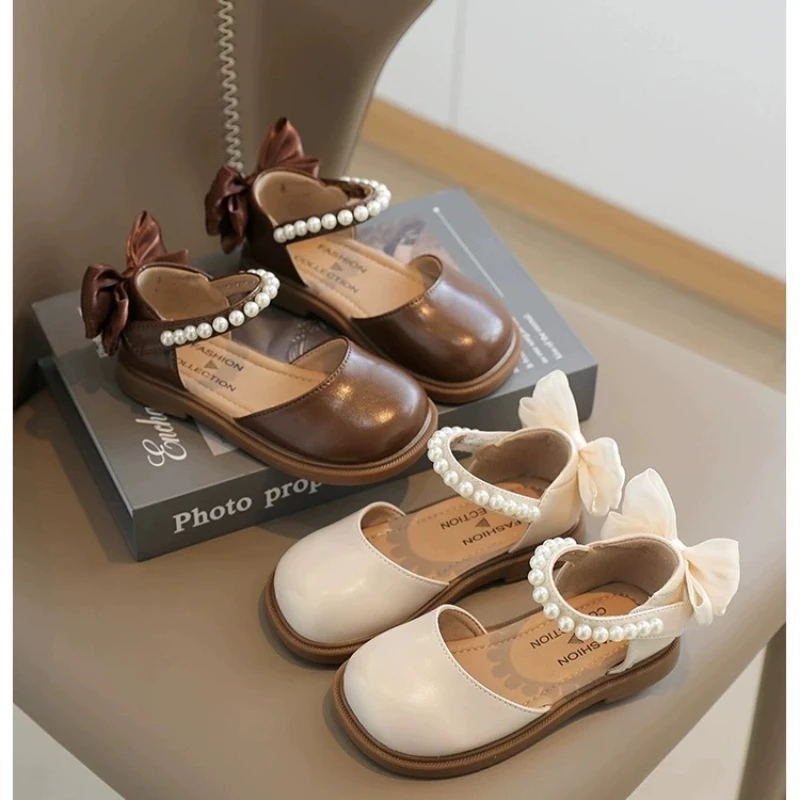 

Детские кожаные туфли для девочек с ремешками и милым бантом, новинка 2026 года, летние школьные танцевальные туфли с мягкой подошвой, простые туфли-балетки для принцесс на вечеринку