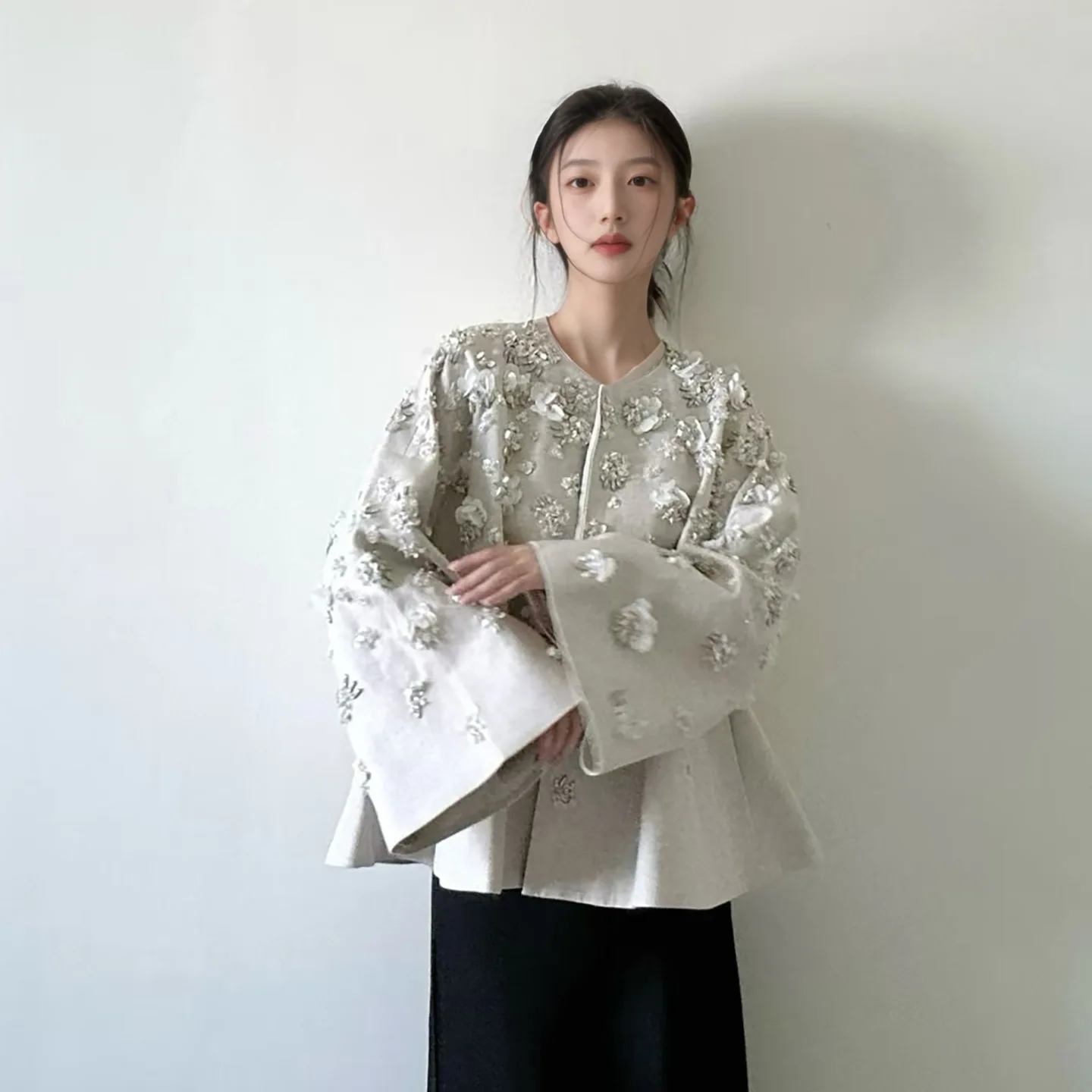 

Осень 2024, новый высококачественный легкий роскошный новый китайский стиль, национальный стиль, модная универсальная куртка-плащ из бисера для тяжелой промышленности