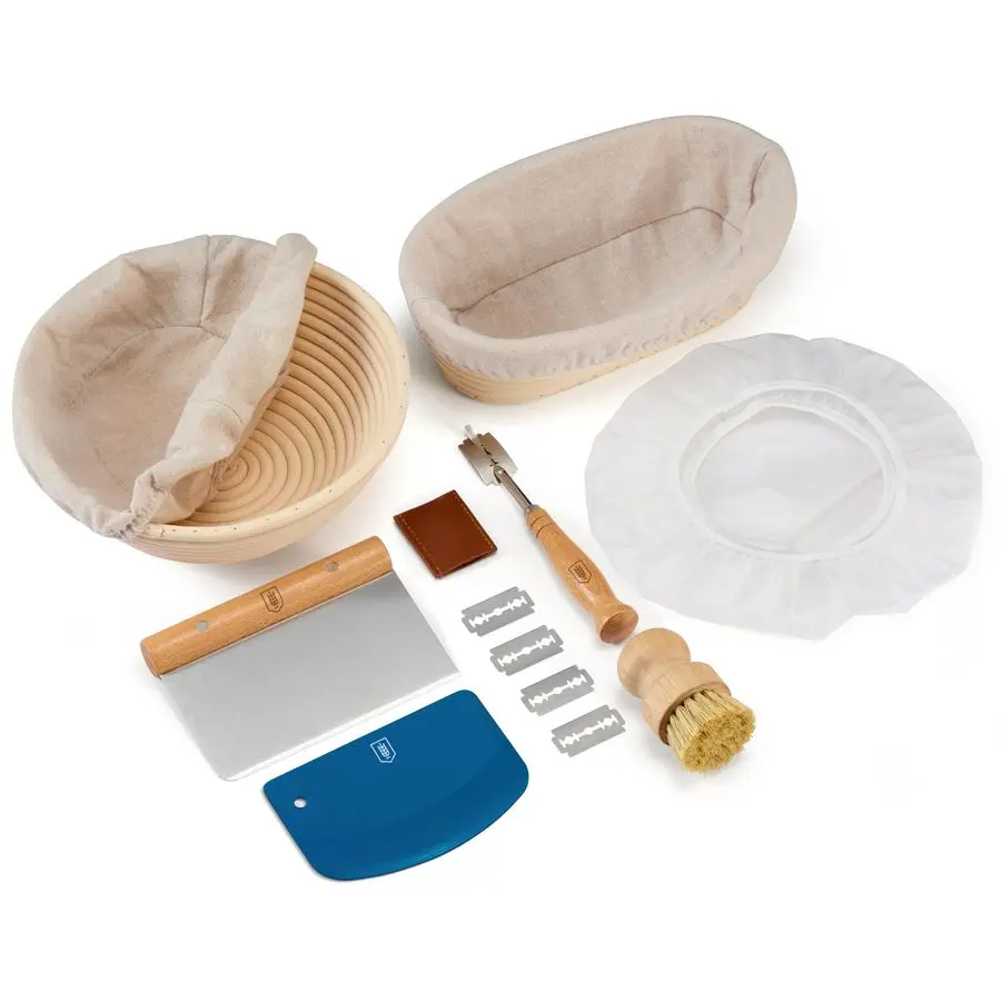 

Набор для расстойки теста: корзины из ротанга и вкладыши для расстойки на закваске, 1 круглая и 1 овальная корзины-баннетоны, скребки для теста, нож для надрезания теста.