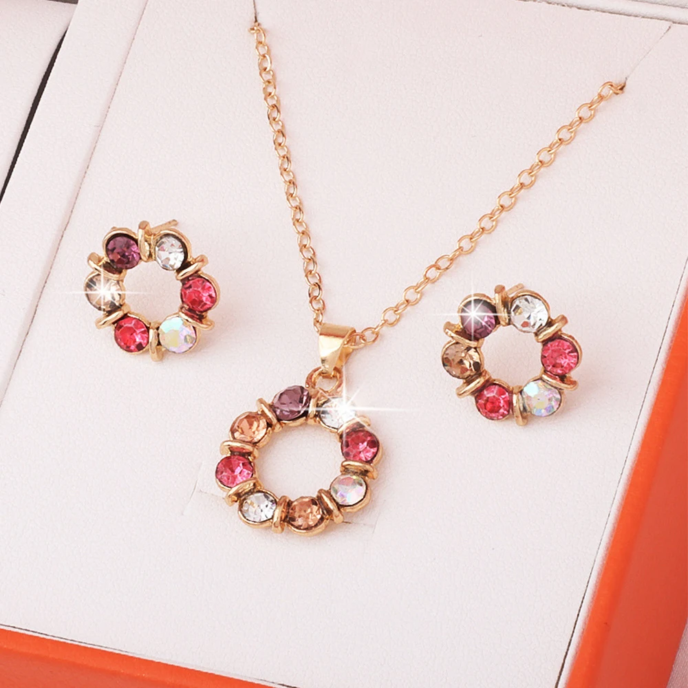 

Набор из 3 предметов: золотое ожерелье и серьги, женский комплект в стиле знаменитостей, простой модный дизайн, изысканные украшения с витражным стеклом и бриллиантами в форме круга