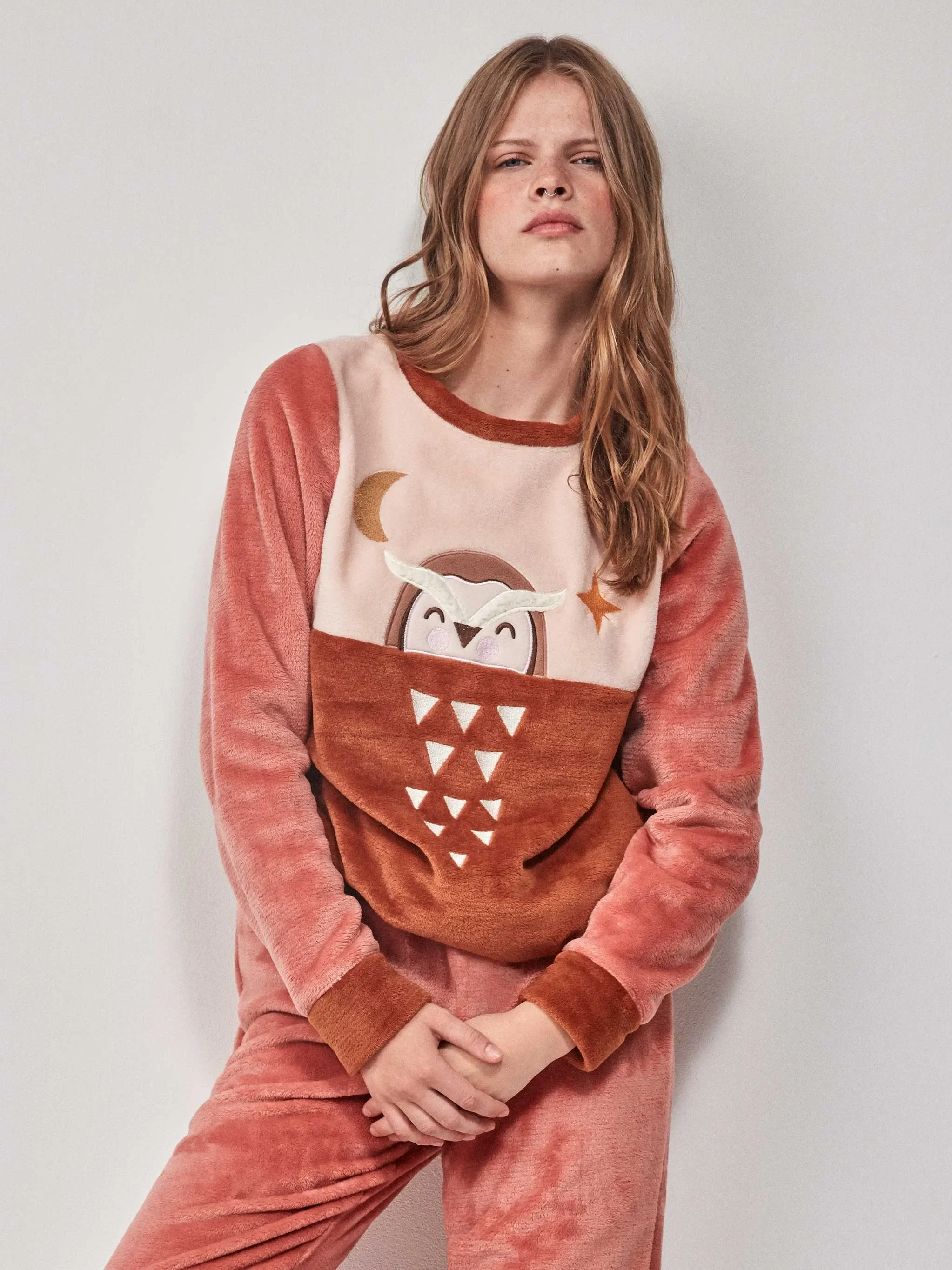 Gisela - Warm Plush Pajamas Set, perfect women's winter pajamas with long sleeve top featuring unique print and adjustable waist pants for cozy nights, ideal for comfort and style. #1