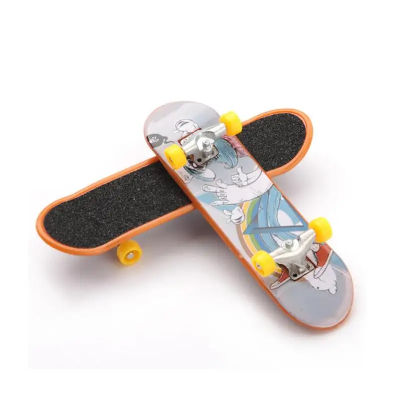 Set di skateboard da dito da 12 pezzi per bambini Mini tastiera giocattolo Colore casuale Doppia piastra di deformazione Skateboard per giocattoli per bambini Regalo