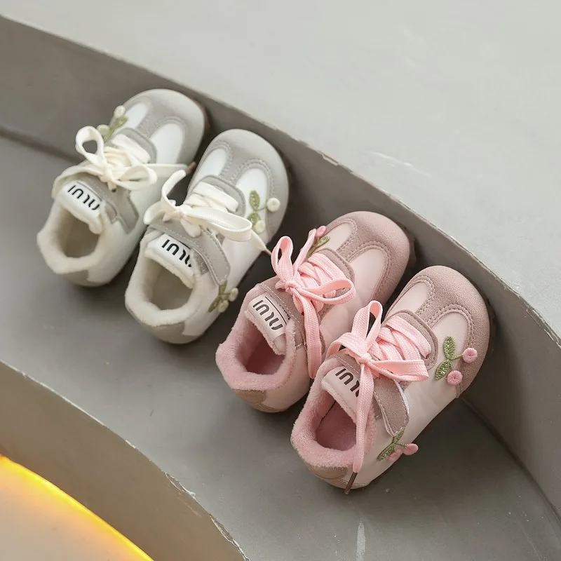 

Осенняя милая спортивная обувь для девочек, новинка 2025 года, детская модная милая спортивная обувь с вышивкой вишни, легкая повседневная спортивная обувь