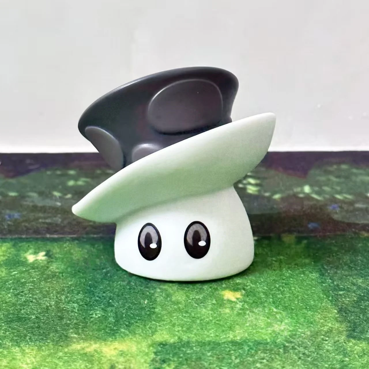 

Magic Mushroom: New Plant vs. Zombies. This is a soft rubber toy featuring illuminated plant game scenes and shooting games.