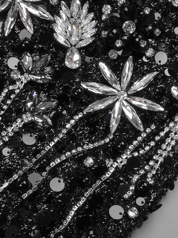 ثوب مسائي أسود ترتر على شكل قلب جميل فستان طويل مجوف منخفض القطع وأكمام طويلة تفاصيل زهور الماس Bodycon