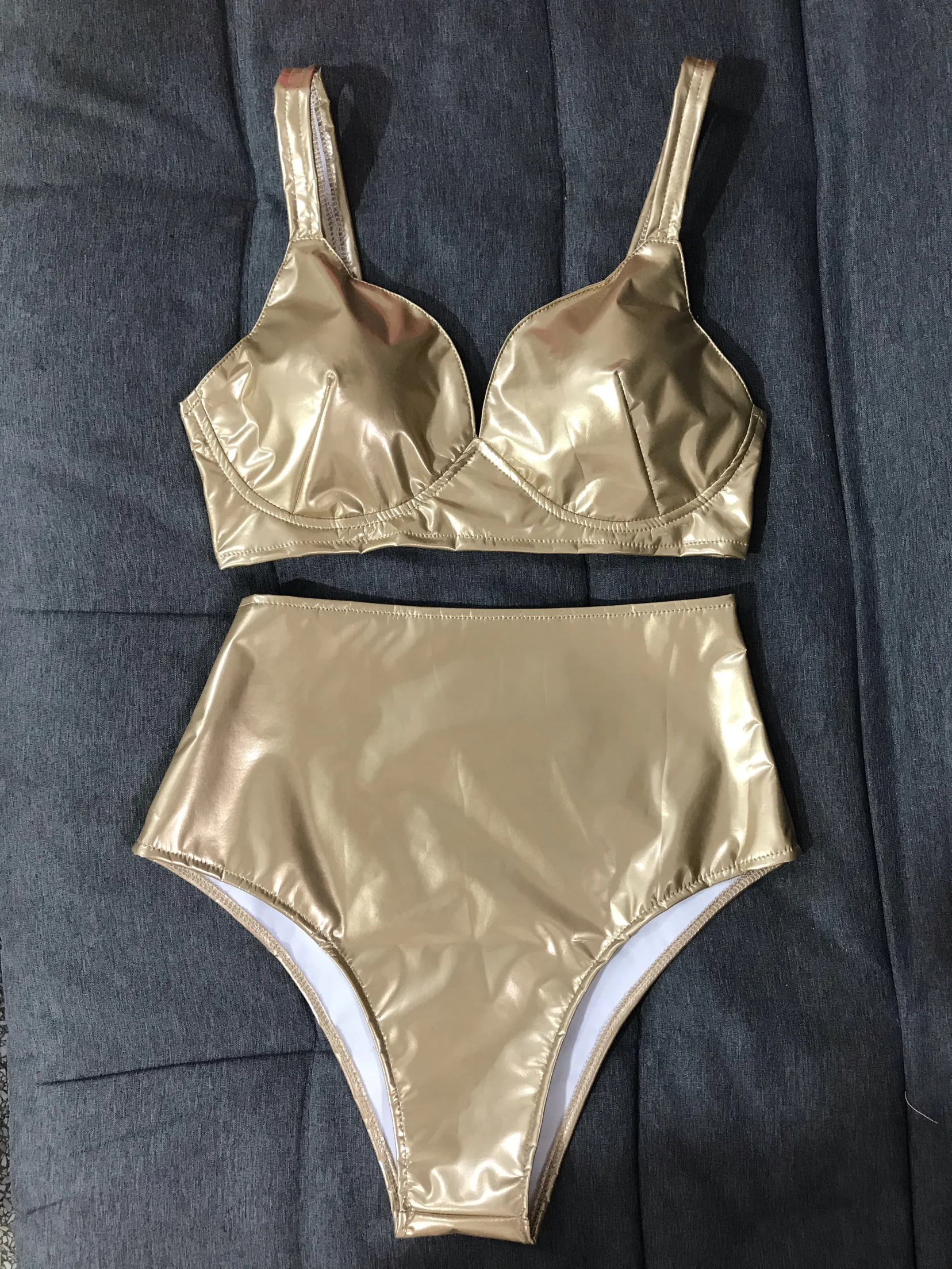 

Nightclub Bar GOGO Singer DS Lead Dance Performance Outfit Shiny Elastic Patent Leather Bra+High Waisted Shorts Split 2 Piece