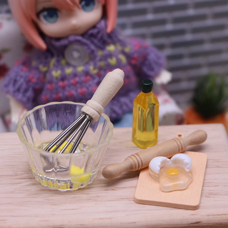 ชุดอุปกรณ์ครัวสำหรับบ้านตุ๊กตาขนาด 1:12 ประกอบด้วยเครื่องตีไข่และถ้วยไข่แบบจำลองน่ารัก เหมาะสำหรับตกแต่งบ้าน