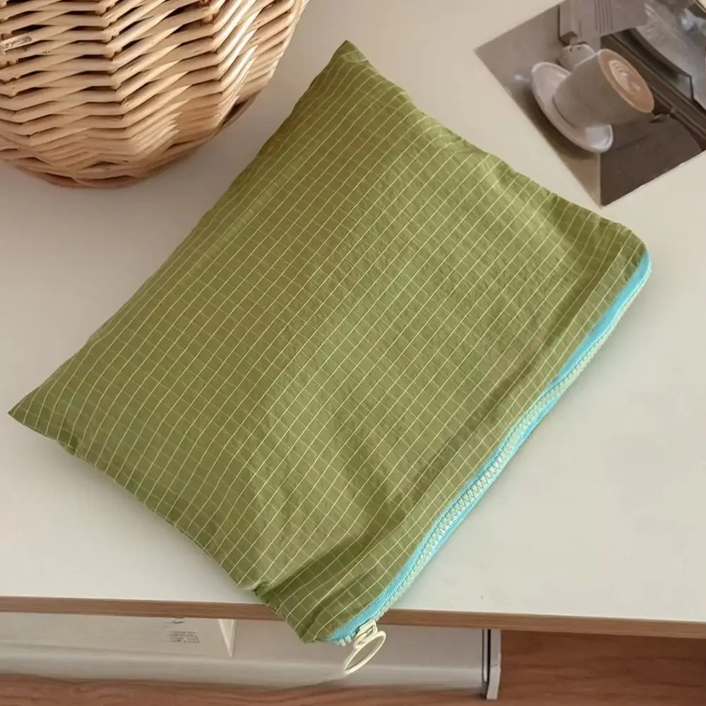 Large Capacity Makeup Bag Nylon Plaid Pattern Travel Storage Pouch Organizer Design Zipper Closure Cosmetic Pouch Travel Use
