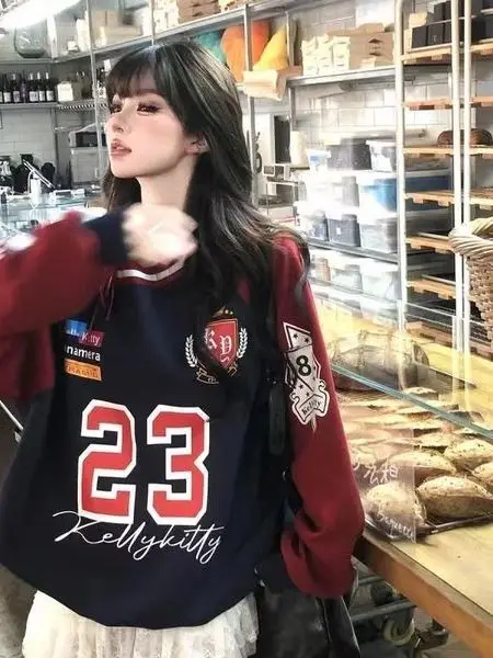 Amerykańska luźna bluza damska z kokardą na ramieniu, nowa kolekcja wiosna-jesień, nadruk z literami, styl streetwear, długi rękaw, okrągły dekolt.