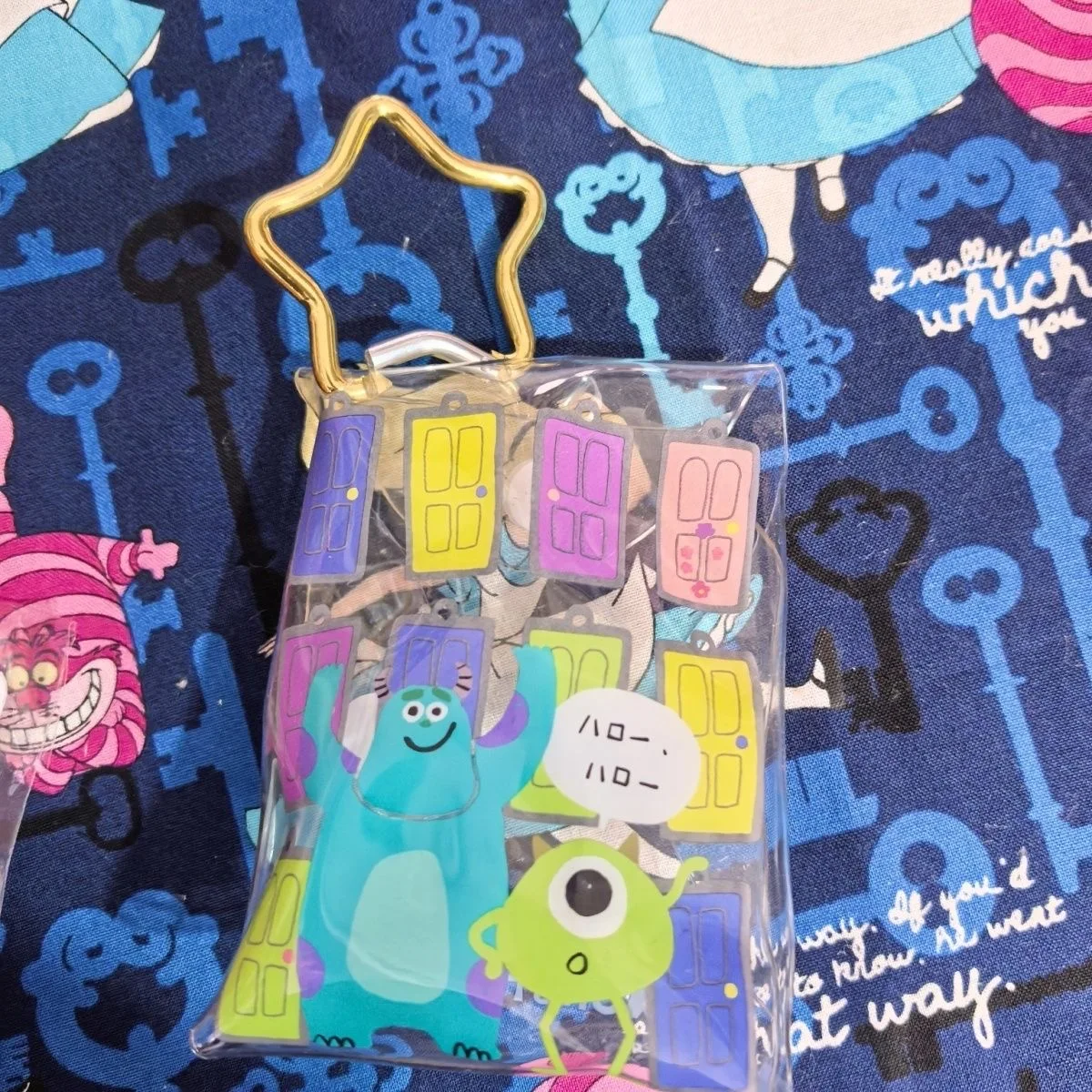 

В наличии: Прозрачный мини-кошелек-брелок из ПВХ «Университет монстров» Disney, для хранения мелочей, украшение для девочек, подвеска для сумки, подарок