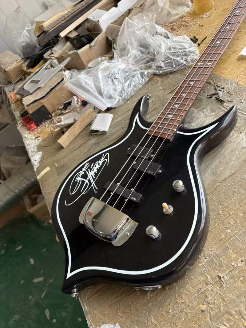 Black pear-shaped 4-string electric bass, rosewood fingerboard, white binding on the body, solid wood quality, high-gloss