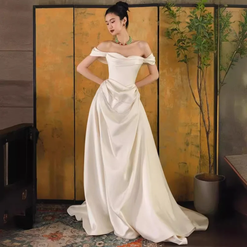 abito-da-sposa-leggero-con-spalle-scoperte-in-stile-francese-per-la-sposa-abito-in-raso-bianco-di-fascia-alta-semplice-ed-elegante-con-strascico-piccolo