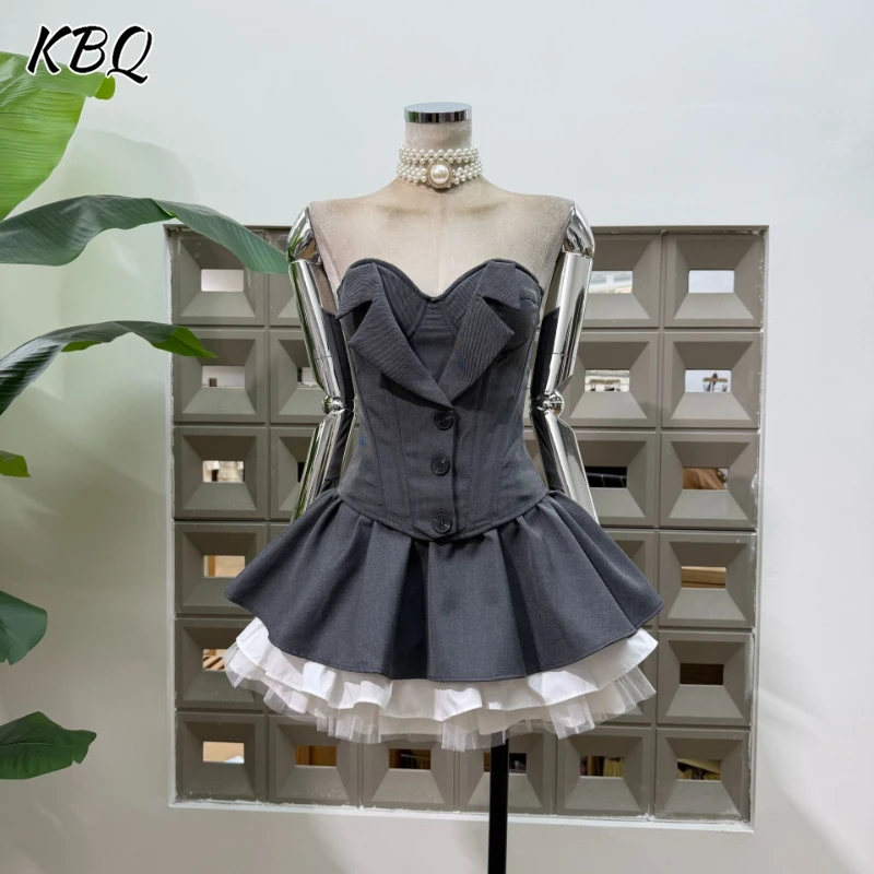 

Комплект из двух предметов KBQ: серый топ без бретелек с рюшами и короткая юбка. Корейский стиль, для повседневной носки, летняя мода.