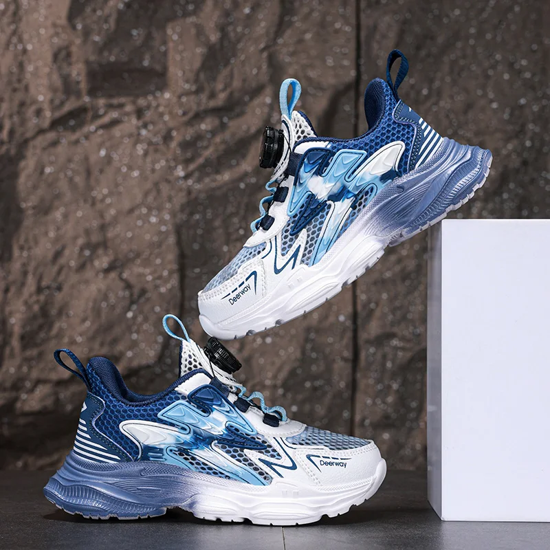 

Пара детских спортивных кроссовок с дышащим верхом, противоскользящей и износостойкой подошвой, а также застежкой-защелкой DEH-6603.