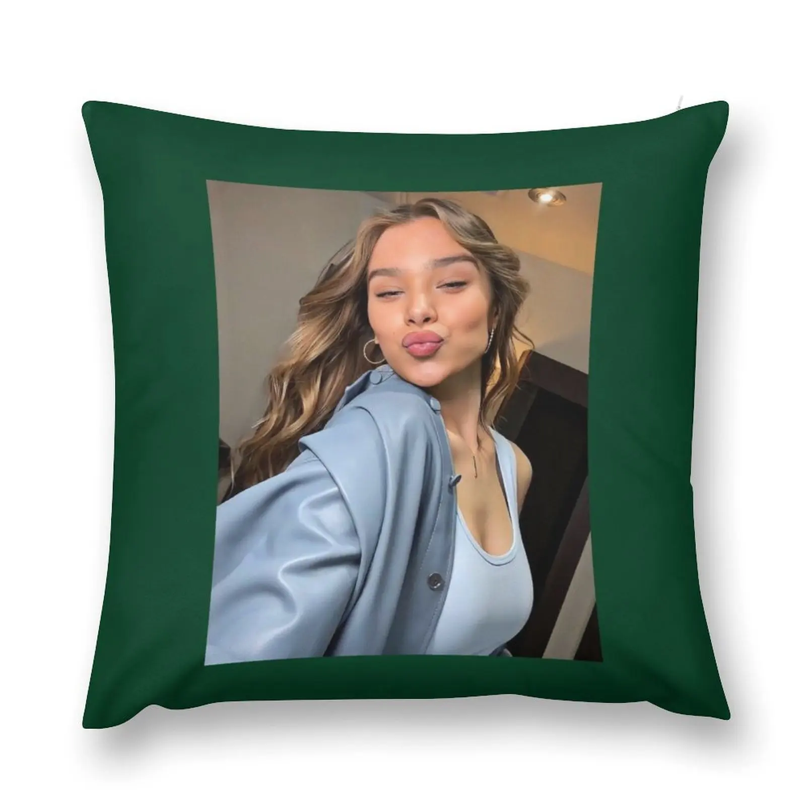 Hailee Steinfeld , Gift For Boyfriend ,Hailee Steinfeld Lover Poste Throw Pillow Pillow Cover pillow