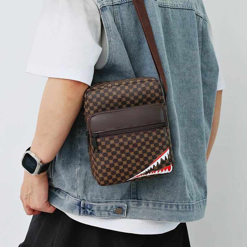 Мужская сумка на одно плечо с разноцветным дизайном и рисунком зубов акулы. Можно носить как один плечевой ремень.