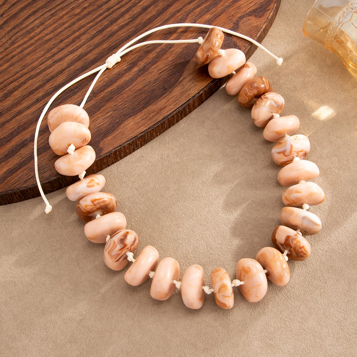 Ingemark 12 Farben Personalisierte Chunky Acryl-Perlen-Choker-Halskette für Frauen Boho Verstellbare Leder-Wachsseil-Kettenhalskette – Detail 13