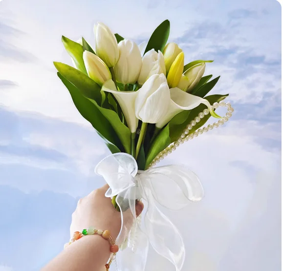 White pearl holding flowers tulip calla lily mixed simulation bouquet wedding wedding license photo studio.
