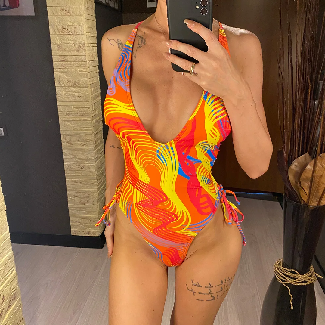 Neuer bedruckter Badeanzug mit tiefem V-Ausschnitt und überkreuztem Rücken, einteiliger Badeanzug für Damen, Monokini mit hohem Beinausschnitt, Badebekleidung, Badeanzug, Modell V4670. – Detail 2
