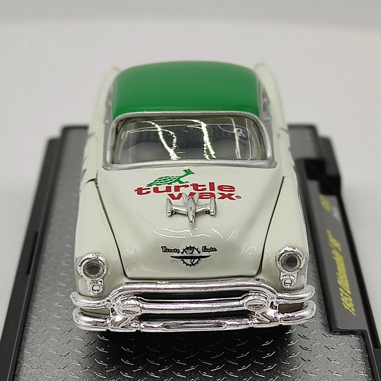 Diecast M2 1/64 Scale 1953 0ldsmobile 98 Three-door White Vintage Car Alloy Car Model Collectible Toy Gift Souvenir Display