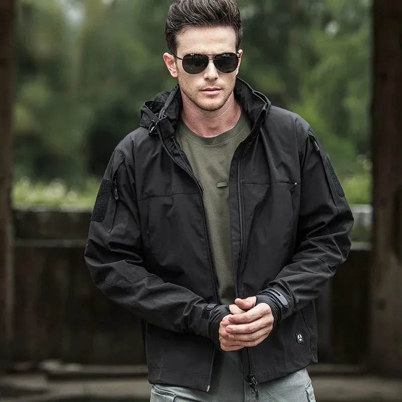 Outdoor Lightweight Commuting Tactical Jacket Soft Shell Charge Jacket Men's Windproof and Splashproof Mountain Climbing Jacket