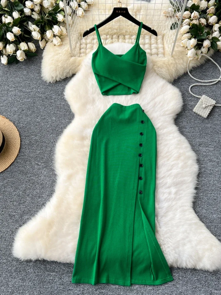 ชุดเซ็ต 2 ชิ้นสำหรับผู้หญิง สไตล์เซ็กซี่สำหรับฤดูร้อน เสื้อครอปแขนกุดคอวีสีพื้น และกระโปรงยาวผ่าข้างเอวสูงยืดหยุ่น