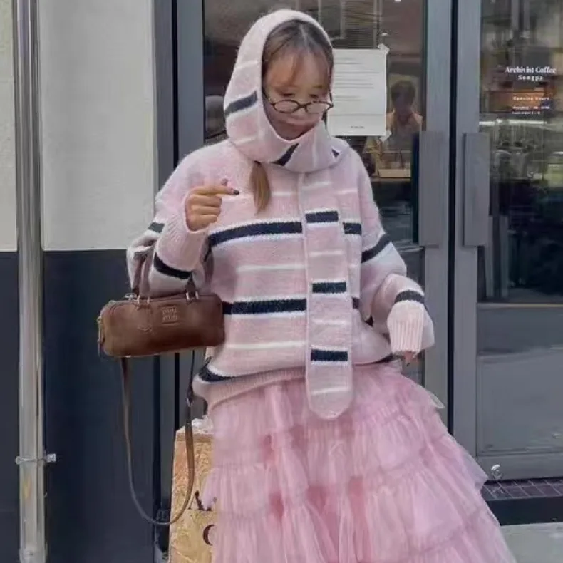 Modny sweter w paski z dzianiny z kapturem dla kobiet, jesień-zima, nowość, luźny krój, długi rękaw, styl casual.