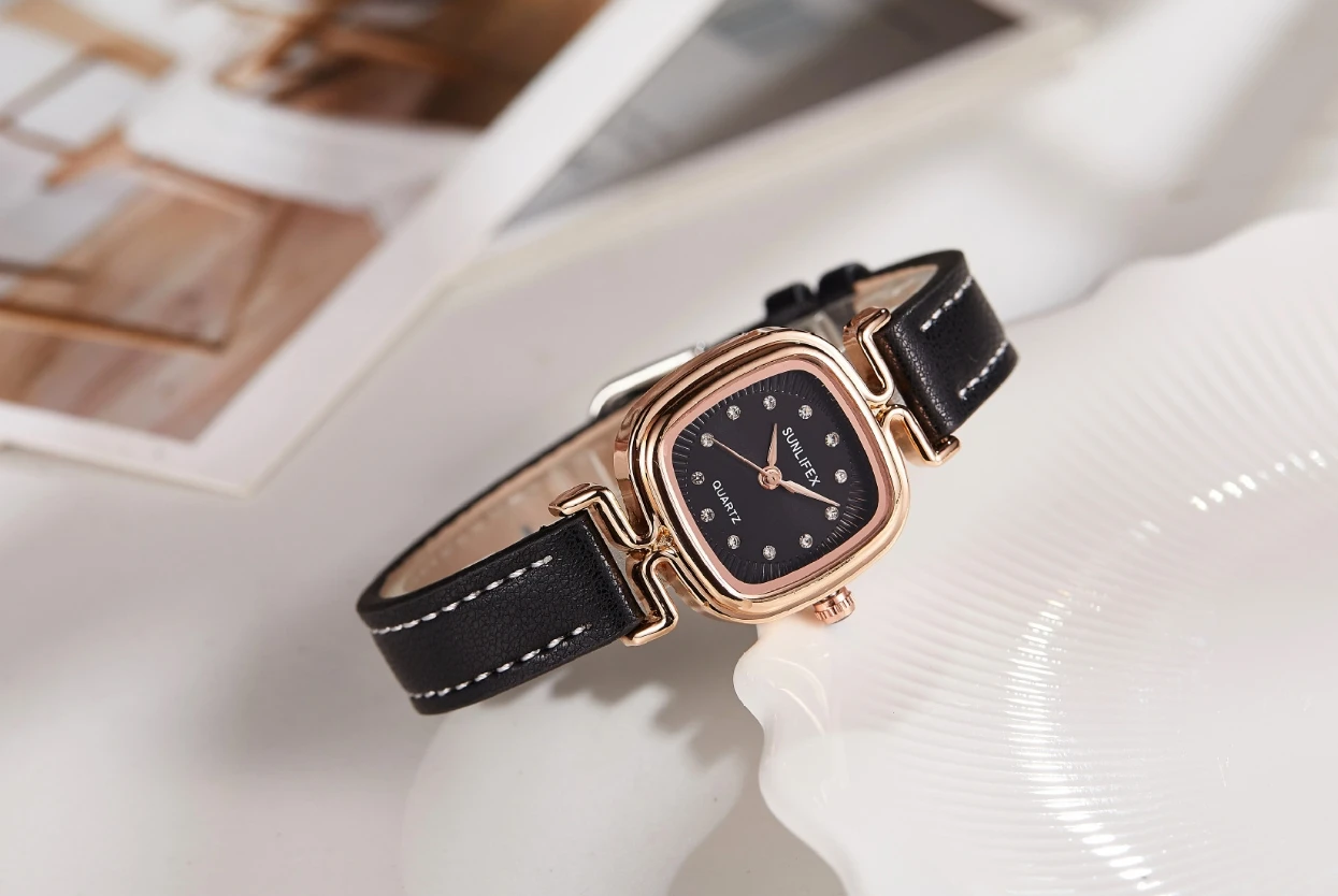 Retro Square Breathable Leather Strap Women's Watch 2024 New Diamond Exquisite Small Dial Simple Casual Women's Watch