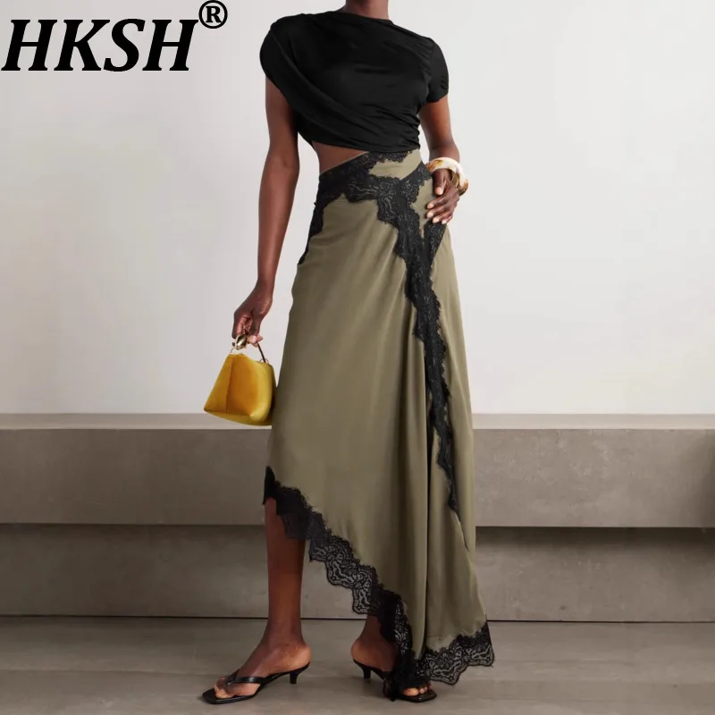 

Летний новый женский сексуальный комплект из двух предметов HKSH 2026: однотонный топ с короткими рукавами и асимметричной юбкой с кружевными вставками и цветовыми блоками HK18898