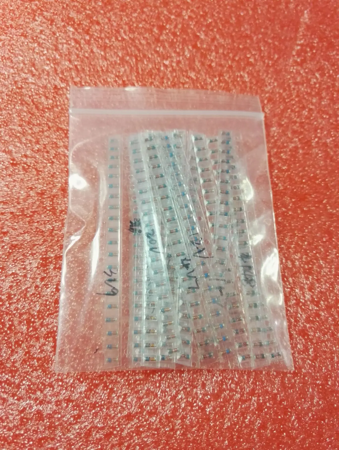 Free Shipping 15 Values * 20pcs=300pcs LL34 SMD Zener Diode Package 1/2W 3v-24v 0.5W 15 Kinds *20pcs=300pcs 1N4148 KIT