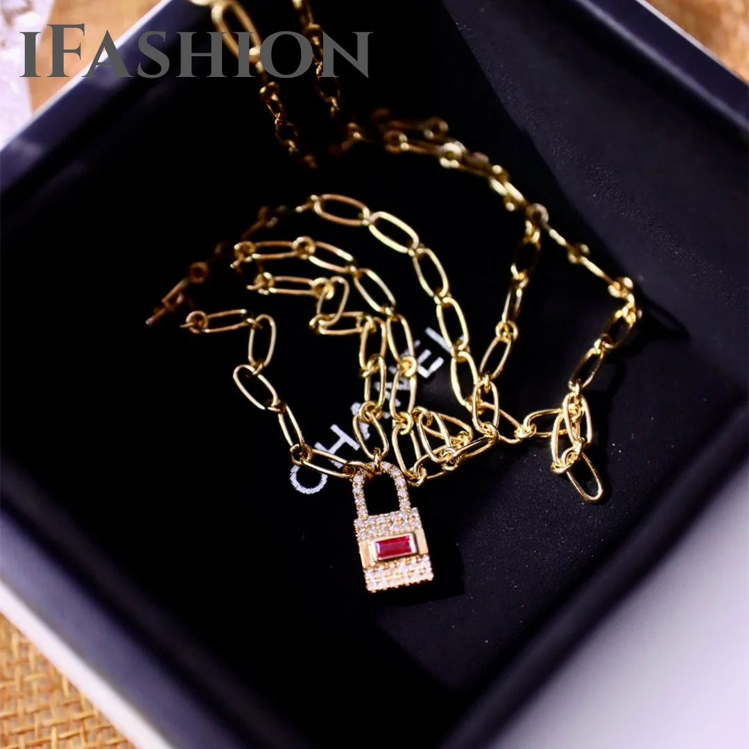 

IFASHION Solid 18K Yellow Gold Red Sapphire Lock Pendant 0.10ct Natural Emerald 0.05 Carats Diamond Necklace Classic Style Gift