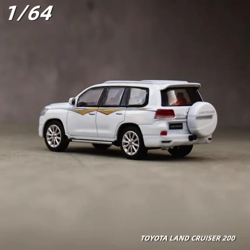 1/64 Land Cruiser LC200 Land Cruiser Off-road die cast alloy model Children's collection toys for holiday gifts to friends.