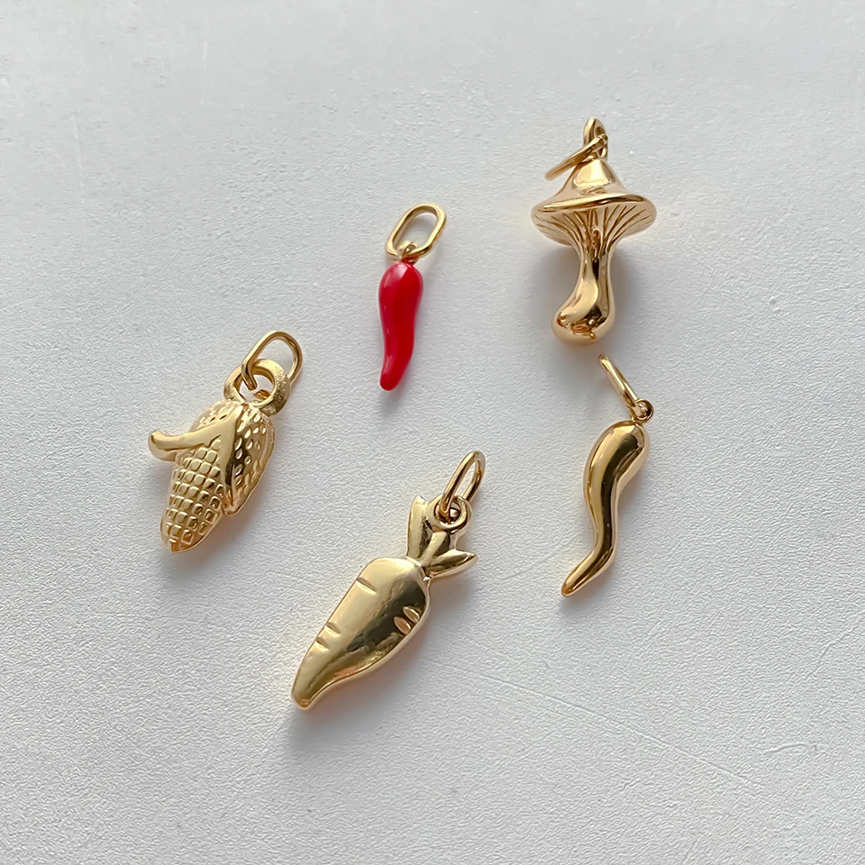EMANCO Goldfarbene Edelstahl-Anhänger im natürlichen Stil mit Gemüse- und Fruchtmotiven wie Karotte, Chili, für DIY-Halsketten und Schmuckherstellung. – Detail 5