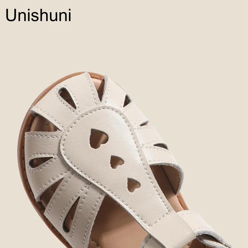 Unishuni Girls Half Sandal Kids scarpe in vera pelle per bambini scava fuori la scarpa primavera estate Design a cuore Retro Princess Flats