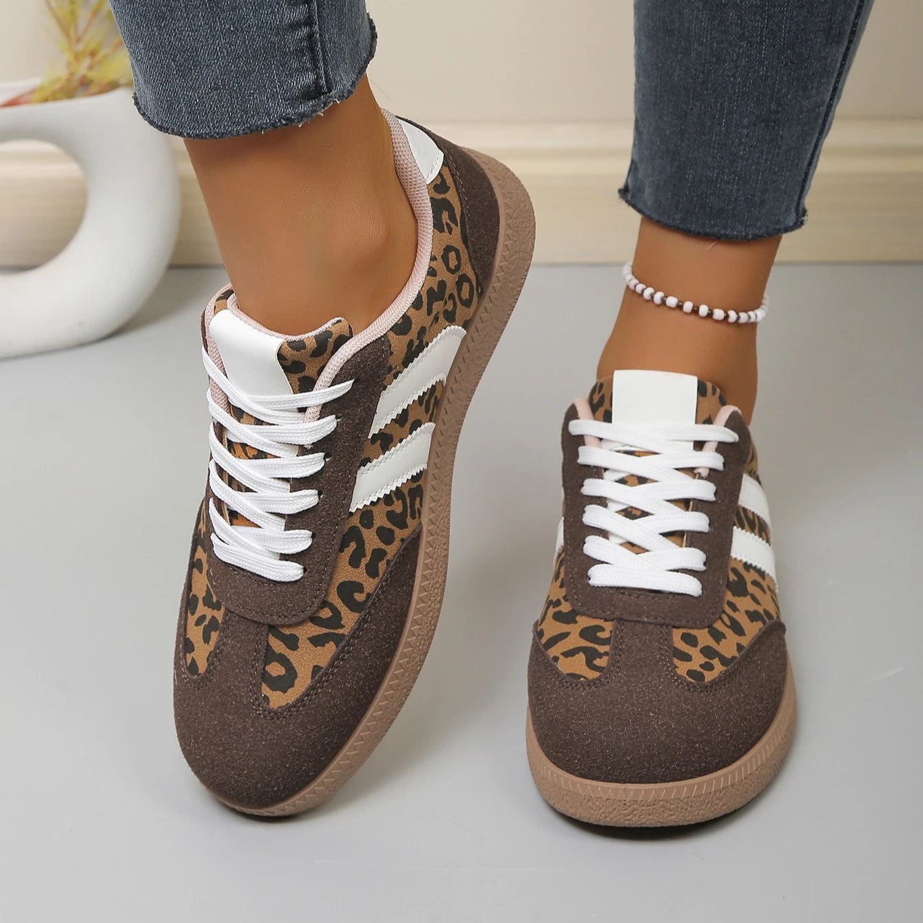 2026 Herbst Damenmode Wildleder-Sneaker mit Doppelschnalle und Metall-Details Leichte Atmungsaktive Bequeme Freizeitschuhe – Detail 4