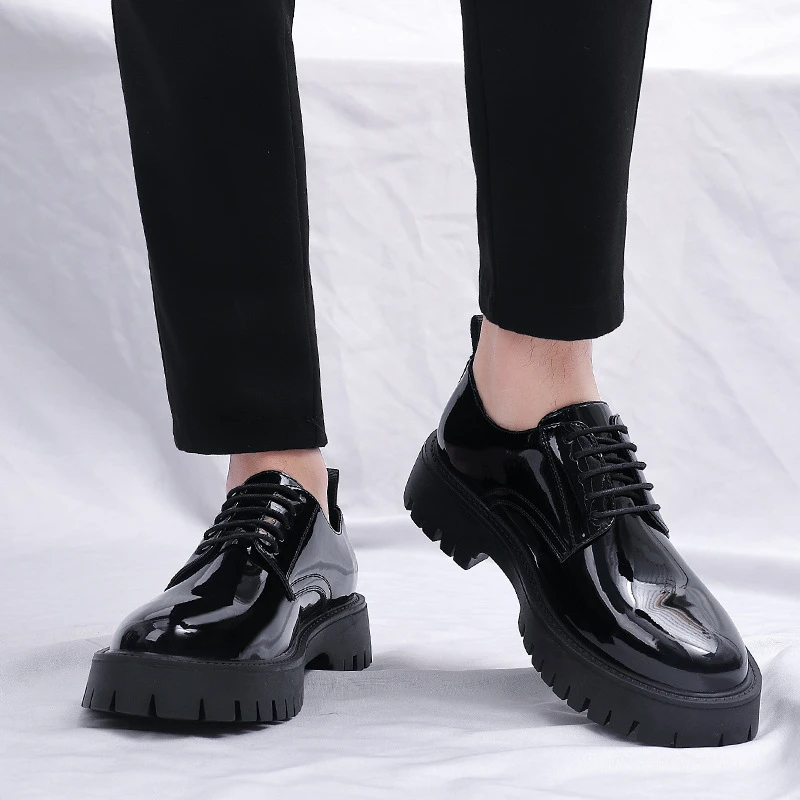 

Мужские черные лакированные оксфорды на массивной платформе со шнуровкой для офиса, деловых встреч, свадеб и повседневной носки. Простые и стильные.