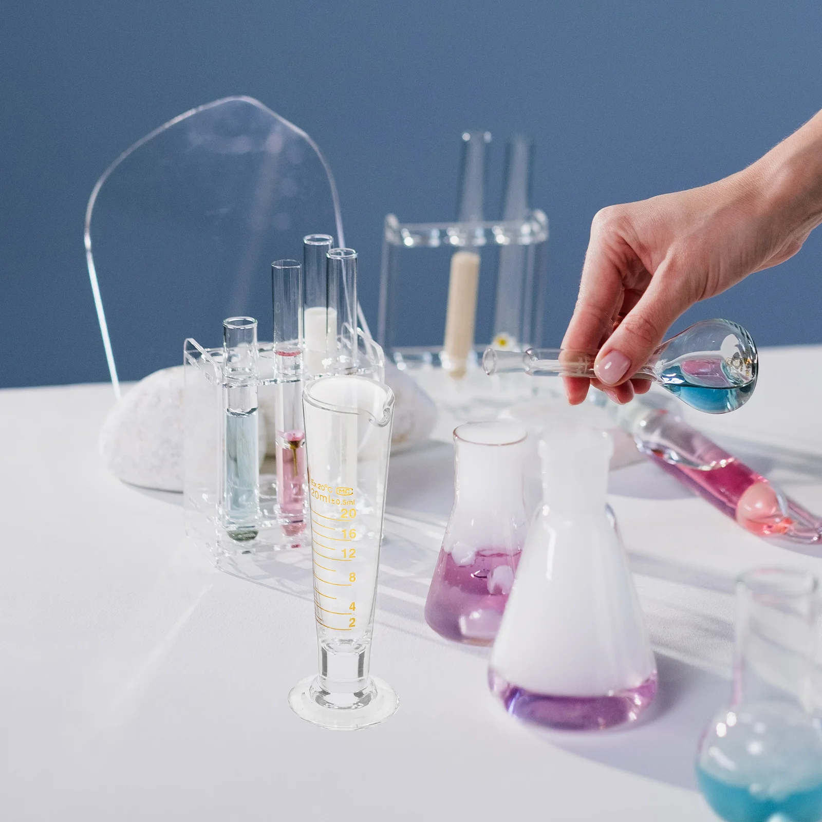 

Laboratory Measuring Cup Glass Beaker Triangular Shape High Precision Clear Scale Stable Placement Chemistry Measuring Cups