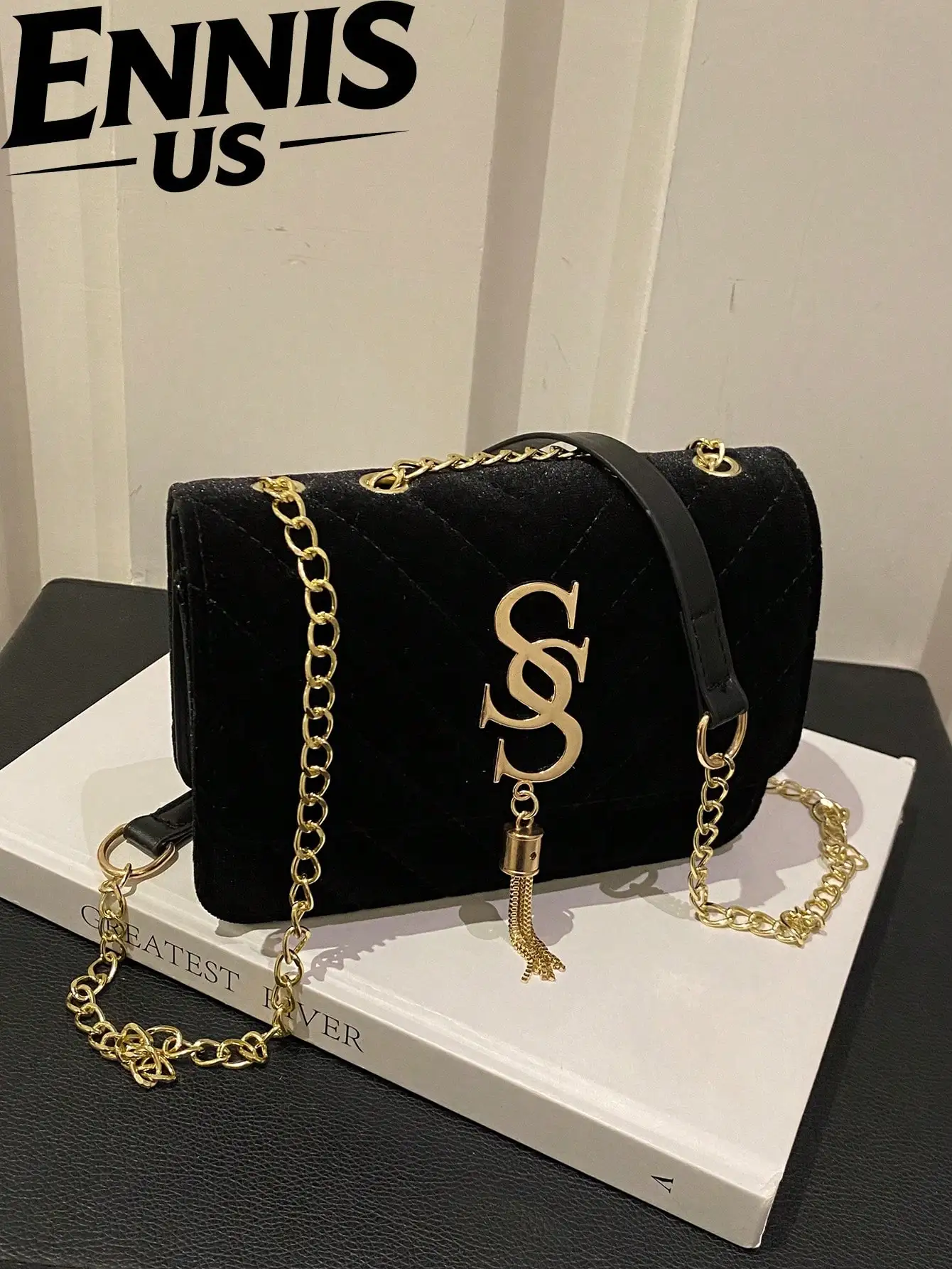 

Черная бархатная стеганая сумка-кроссбоди с цепочкой и золотым логотипом-шармом