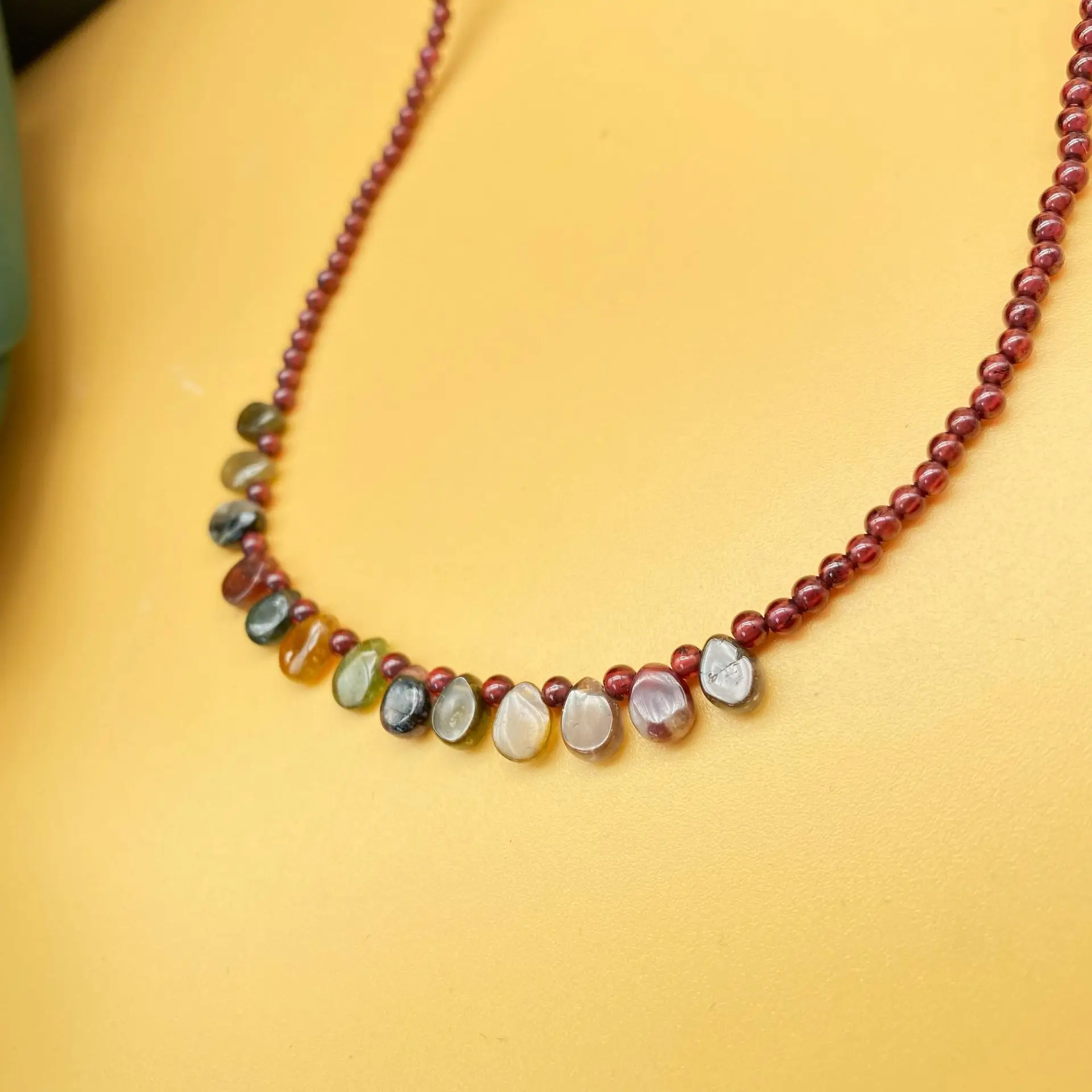 

Natural garnet women's design necklace neck chain niche personality versatile collarbone chain