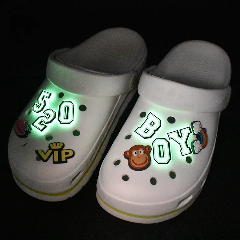 Dijes de zapatos de colección de letras luminosas, decoraciones de zapatos DIY, accesorios, sandalias, decoración para Crocs, regalo de fiesta para niños